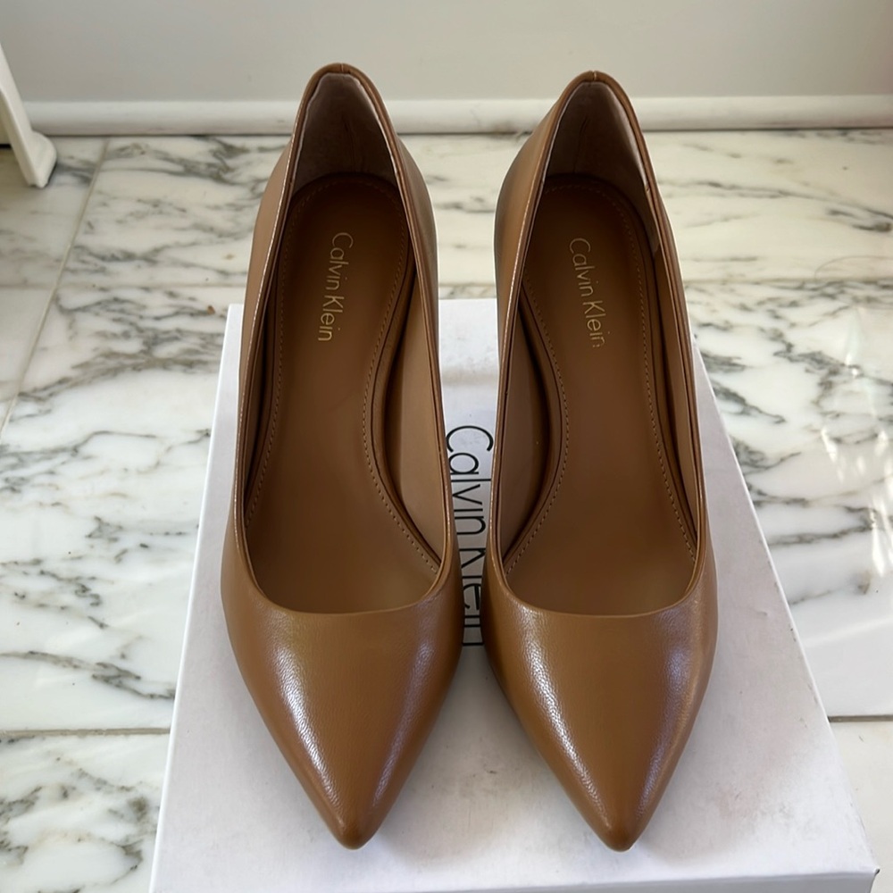 BRAND NEW: Calvin Klein Gayle Pumps, Caramel color, 3.25” heel, size 5M
